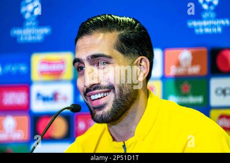 London, Großbritannien. 06. März 2023. Fußball: Champions League, vor der 16. Runde der zweiten Etappe FC Chelsea - Borussia Dortmund: Dortmunds Emre kann mit Journalisten sprechen. Kredit: David Inderlied/dpa/Alamy Live News Stockfoto