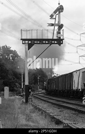 '92212' läuft als '92178' bei swithland Sidings mit einer Mischware. Stockfoto