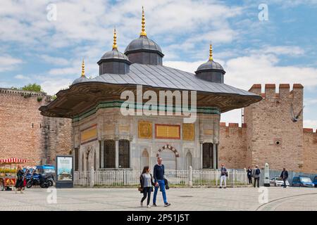 Istanbul, Türkei - Mai 09 2019: Der Brunnen von Sultan Ahmed III. Ist ein Brunnen in einem türkischen Rokoko-Bauwerk auf dem großen Platz vor dem Imper Stockfoto