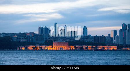 Istanbul, Türkei - Mai 12 2019: Der Dolmabahce-Palast (Türkisch: Dolmabahce Sarayı) befindet sich im Beşiktaş-Viertel an der europäischen Küste der Stra Stockfoto