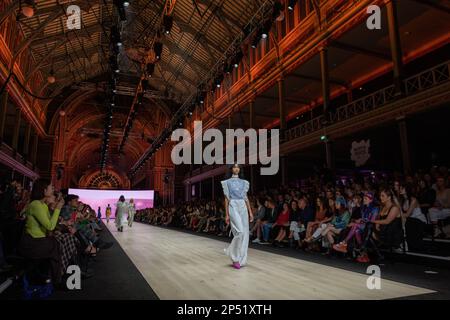 Melbourne, Australien, 06/03/2023, Ein von Nevenka gekleidetes Modell geht auf der Utopia Runway Show über die Landebahn und präsentiert das Beste australischer Mode im Rahmen des Melbourne Fashion Festivals im Royal Exhibition Building in Carlton, Melbourne. Australische Designer stehen im Mittelpunkt der ersten Show des Melbourne Fashion Festivals, Utopia. Das Royal Exhibition Building in Carlton ist der Veranstaltungsort für dieses australische Angebot mit Designern wie Aje, Nevenka, Acler, Van der Kooij, Ginger & Smart, Leo Lin und Maara Kollektiv. Diese Designer werden ihre einzigartigen Stile und ihren Schnitt präsentieren Stockfoto