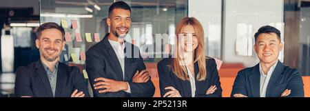 Gruppe von mehrrassischen Geschäftsleuten in Anzug stehend eine Reihe in modernen Büro Stockfoto