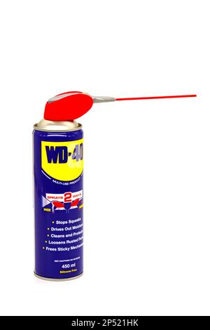 Isolierter Ausschnitt WD 40 450 ml Schmiermittelspray Dose auf weißem Hintergrund Stockfoto