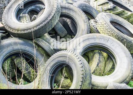 Großer Reifenhaufen auf einem Bauernhof in der Nähe von Sedbusk in North Yorkshire. Umfunktioniert für das Wiegen von Silageplatten. Stockfoto