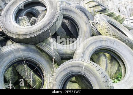 Großer Reifenhaufen auf einem Bauernhof in der Nähe von Sedbusk in North Yorkshire. Umfunktioniert für das Wiegen von Silageplatten. Stockfoto