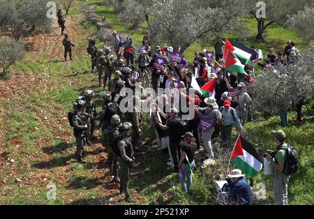 HUWARA , ISRAEL - MÄRZ 3: Linksgerichtete israelische Aktivisten rufen: "Wo warst du in Huwara?" Als Mitglieder der israelischen Sicherheitskräfte sie daran hindern, in die palästinensische Stadt Huwara im Westjordanland einzureisen, um Solidarität mit den Palästinensern zu zeigen, nachdem dort Anfang der Woche am 27. Februar 2023 in Huwara, Israel, tödliche Siedler wüteten. Stockfoto