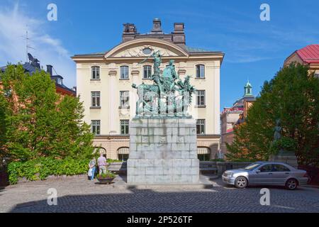 Stockholm, Schweden - Juni 24 2019: Bronzestatue des Heiligen Georges und des Drachen (Schwedisch: Sankt Göran och draken), die 1912 auf dem Kopmans-Platz eingeweiht wurde Stockfoto