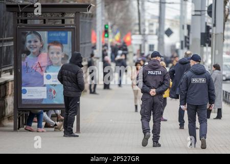 Chisinau, Moldawien - 02. März 2023: Zwei Polizisten patrouillieren eine Straße in Chisinau Stockfoto