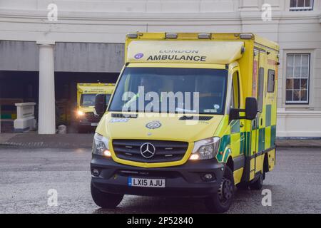 London, Großbritannien. 23. Januar 2023 Krankenwagen vor der Wellington Baracke, mit Armeemitarbeitern, die sie fahren, während die Ambulanzarbeiter ihre Streiks über dem Lohn fortsetzen. Stockfoto