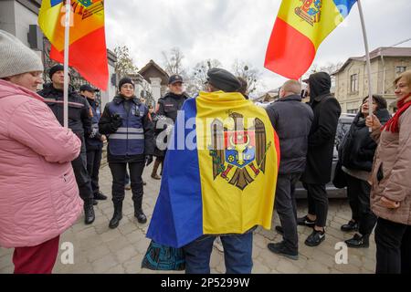 Chisinau, Moldawien - 06. März 2023: Unter der Flagge der Republik Moldau gewickelter Mann Stockfoto