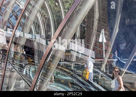 U-Bahn Eingang (aka 'fosterito') von Architekt Norman Foster, Bahnhof Abando, Bilbao, Vizcaya, Baskenland, Spanien Stockfoto