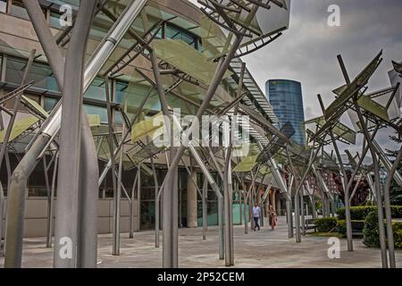 Euskalduna Palast, im Hintergrund Iberdrola Turm, Bilbao, Vizcaya, Baskenland, Spanien Stockfoto