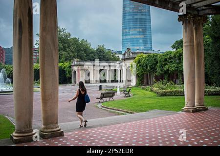 Doña Casilda de Iturrizar Park, im Hintergrund Iberdrola Turm, Bilbao, Baskenland, Spanien Stockfoto