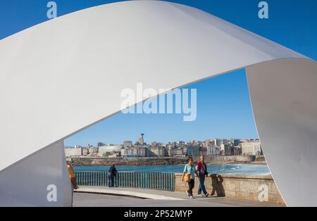 Denkmal für die "Helden von der Orzán", Orzan Strand, Stadt Coruña, Galicien, Spanien Stockfoto