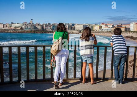 Touristen in Orzan Strand, Coruña Stadt, Galicien, Spanien Stockfoto