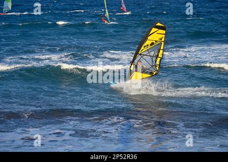 Windsurfer segeln auf dem Meer am Strand in Pozo Izquierdo, Gran Canaria Stockfoto