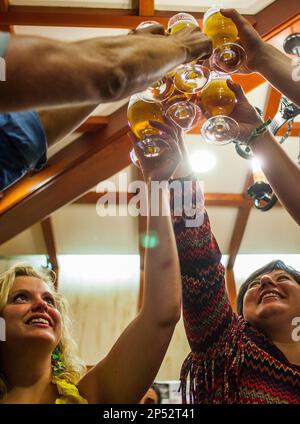 Freunde in Taberna O´Secreto, Calle Alameda 18, Stadt, Coruña, Galizien, Spanien Stockfoto