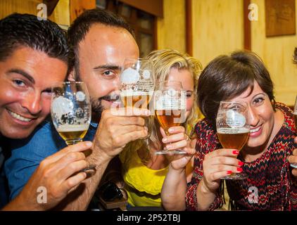 Freunde in Taberna O´Secreto, Calle Alameda 18, Stadt, Coruña, Galizien, Spanien Stockfoto