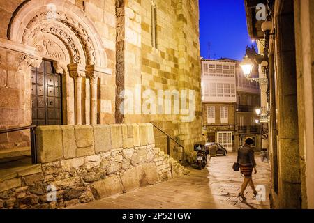 Rua Santiago, am linken Santiago Kirche, Coruña City, Galicien, Spanien Stockfoto