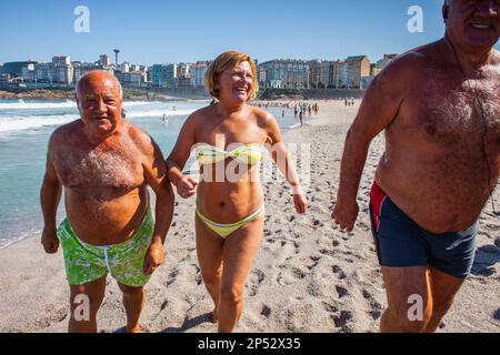 Menschen in Riazor Strand, Coruña Stadt, Galicien, Spanien Stockfoto