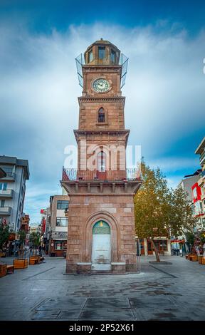 Fünfstöckiger osmanischer Uhrenturm in Canakkale aus dem Jahr 1897. Mit Personen anzeigen. Stockfoto