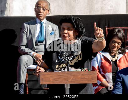 Selma, AL, USA. 5. März 2023. Faya Ora Rose Touré spricht zu den Besuchern, die sich am 5. März 2023 zum 58. Jubiläum in Selma, Alabama, versammelt haben, um den Blutigen Sonntag zu feiern. Toure ist die erste schwarze Richterin in Alabama. Kredit: Andi Rice/Cnp/Media Punch/Alamy Live News Stockfoto