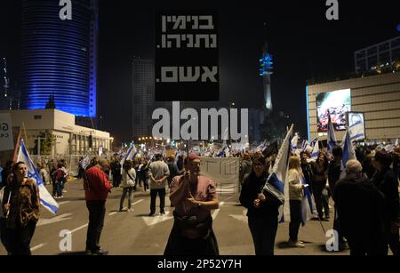 Ein Protestteilnehmer hält ein Zeichen, das besagt: "Benjamin Netanjahu ist schuldig", während einer Massendemonstration gegen Israels Plan des rechtskräftigen Justizsystems, der darauf abzielt, den Obersten Gerichtshof des Landes am 4. März 2023 in Tel Aviv, Israel, zu schwächen. Stockfoto