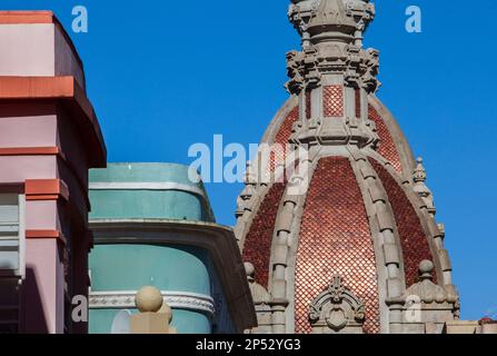 Kuppeln von Rathaus und Detail von Gebäuden von der Calle Gregorio Rocamonde, alte Stadt, Coruña, Galizien, Spanien Stockfoto