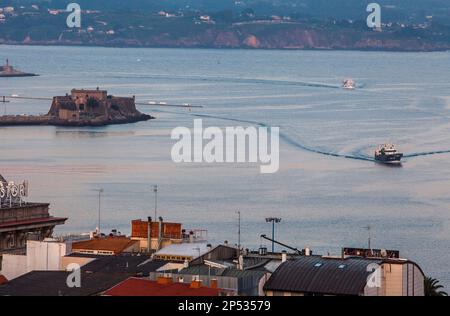 Hafen, links Castillo De San Anton, Coruña, Galicien, Spanien Stockfoto