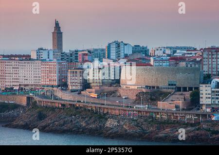 Blick auf die Stadt in Ensenada del Orzan, Turm des Herkules, römischer Leuchtturm und Casa del Hombre, Museo Domus, das Menschenmuseum, von Arata Isozaki, Cor Stockfoto