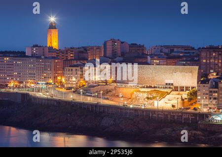 Blick auf die Stadt in Ensenada del Orzan, Turm des Herkules, römischer Leuchtturm und Casa del Hombre, Museo Domus, das Menschenmuseum, von Arata Isozaki, Cor Stockfoto