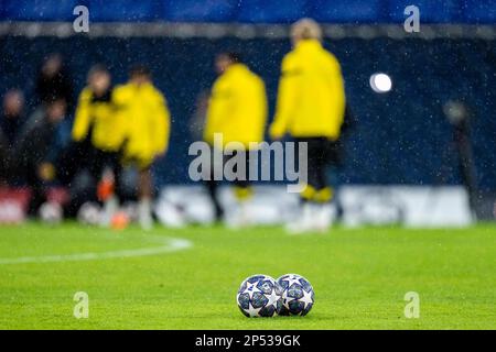 London, Großbritannien. 06. März 2023. Fußball: Champions League, vor der Runde der 16. Etappe FC Chelsea - Borussia Dortmund: Zwei Fußbälle liegen auf dem Platz. Kredit: David Inderlied/dpa/Alamy Live News Stockfoto