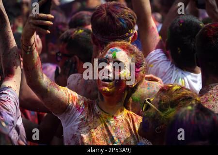 Kathmandu, Bagmati, Nepal. 6. März 2023. Ein Ausländer mit farbigem Gesicht macht Selfie bei der Feier des Holi Festivals in Kathmandu, Nepal am 6. März 2023. Das Holi Festival, auch bekannt als das Festival der Farben, läutet den Frühling ein. (Kreditbild: © Sunil Sharma/ZUMA Press Wire) NUR REDAKTIONELLE VERWENDUNG! Nicht für den kommerziellen GEBRAUCH! Stockfoto