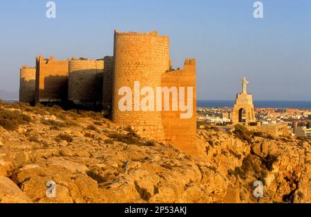 Festungsmauer (Muralla de Jayran). Bei richtigen Lookout von San Cristobal. Almeria. Andalucia. Spanien. Stockfoto