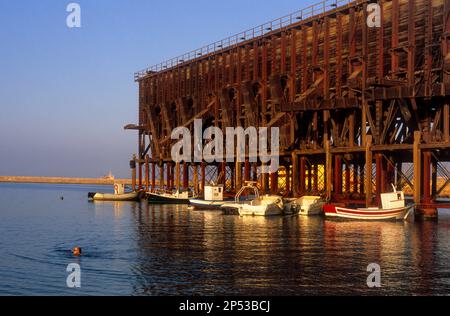 Die "Kabel-Ingles", eine Metallbrücke für das Laden von Mineralien auf Schiffen. Beginn der obig. Almería. Andalucia. Spanien. Stockfoto