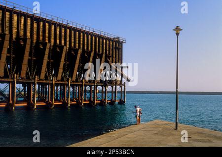 Die "Kabel-Ingles", eine Metallbrücke für das Laden von Mineralien auf Schiffen. Beginn der obig. Almería. Andalucia. Spanien. Stockfoto