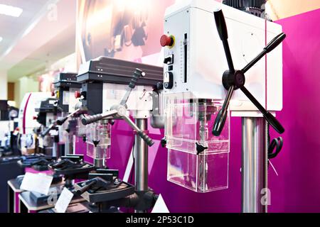 Bohrmaschinen auf der Industrieausstellung Stockfoto