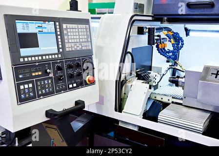 Automatische CNC-Längsdrehung der Drehmaschine mit Bedienungspaneel Stockfoto