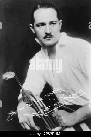 1920er , USA : der Stummfilm des amerikanischen Schauspielers NORMAN KERRY ( 1894 - 1956 ) , Schwulenliebhaber und erster Mentor IN Hollywood von RUDOLPH VALENTINO ( 1895 - 1926 ) - CINEMA MUTO - attore cinematografico - Baffi - Schnurrbart - Maze da Golf - Sport - Kragen - colletto - Signature - Firma - Autografo - Autograph - LATEINISCHER LIEBHABER - Portrait - Rituto - HOMOSEXUELL - LGBT - HOMOSEXUALITÄT - OMOSESSUALE - Omosessualità - Camicia bianca - weiß hemd --- Archivio GBB Stockfoto