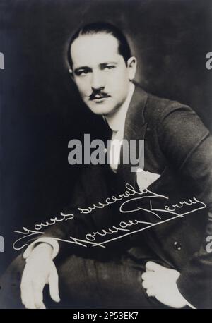 1920er , USA : der Stummfilm des amerikanischen Schauspielers NORMAN KERRY ( 1894 - 1956 ) , Schwulenliebhaber und erster Mentor IN Hollywood von RUDOLPH VALENTINO ( 1895 - 1926 ) - CINEMA MUTO - attore cinematografico - Baffi - Schnurrbart - mazze da Golf - Sport - Kragen - colletto - fazzoletto nel taschino - Autografo - Autogramm - Signatur - - LATEINISCHER LIEBHABER - Portrait - ritratto - HOMOSEXUELL - HOMOSEXUALITÄT - OMOSESSUALE - LGBT - Omosessualità --- - Archivio GBB Stockfoto