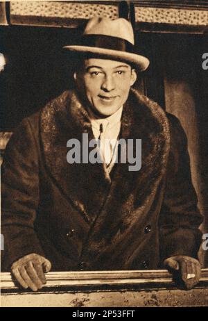 Ca. 1926 , New York , USA : der Stummfilmdarsteller RUDOLPH VALENTINO ( geb. Rodolfo Guglielmi , 1895 - 1926 ) - CINEMA MUTO - attore cinematografico - LATIN LOVER - italoamericano - italo americano - italo-americano - emigrante - italo-american - Portrait - ritratto - hat - cappello - ANNI VENTI - 20s - '20 - smile - sorriso - Zug - Treno - Reise - Viaggio - cappotto - Mantel - Pelliccia - Pelz - Guanti - Handschuhe --- Archivio GBB Stockfoto