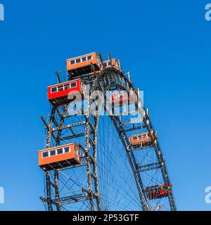 Blick auf das Wiener Riesenrad am Prater von außerhalb des Parks. Das große Rad wurde 1897 vom englischen Ingenieur Walter Bassett gebaut Stockfoto