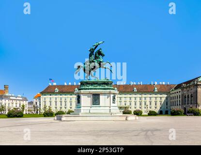 Blick auf den Heldenplatz - öffentlicher Raum mit Reiterstatue des Erzherzogs Karl von Österreich. Stockfoto