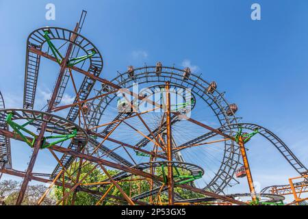 Blick auf das Wiener Riesenrad am Prater von außerhalb des Parks. Das große Rad wurde 1897 vom englischen Ingenieur Walter Bassett gebaut Stockfoto
