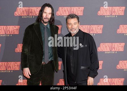 Keanu Reeves (links) und Ian McShane nehmen an der Gala-Vorführung von John Wick: Chapter 4, am Cineworld Leicester Square, London Teil. Foto: Montag, 6. März 2023. Stockfoto