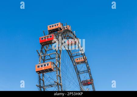 Blick auf das Wiener Riesenrad am Prater von außerhalb des Parks. Das große Rad wurde 1897 vom englischen Ingenieur Walter Bassett gebaut Stockfoto