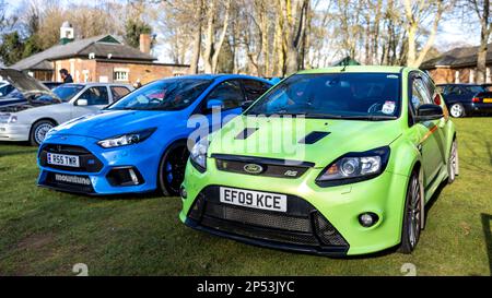 2009 Ford Focus RS „EF09 KCE“ und 2017 Ford Focus RS „R55 TWR“ auf der Ford-Versammlung, die am 26. Februar 2023 im Bicester Heritage stattfand Stockfoto