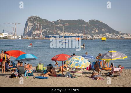 Panoramablick auf den Felsen von Gibraltar vom Strand Puente Mayorga. Auf dem Campo de Gibraltar, Andalusien, Spanien Stockfoto