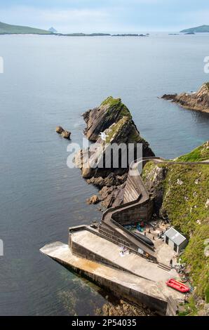 Der berühmte dunquin Pier am slea Head Drive, Dingle Peninsula Ireland im atlantischen Ozean Stockfoto