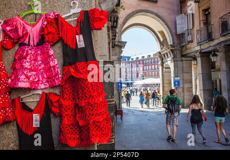 Calle Gerona, Eintritt in die Plaza Mayor, Madrid, Spanien. Stockfoto